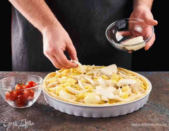 Выложите начинку на тесто. Добавьте помидоры черри и моцареллу, нарезанную кольцами. Выпекайте при 180°С 45 минут.