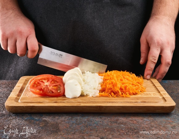Лук мелко нарежьте, морковь натрите на крупной терке. Помидоры и моцареллу нарежьте кружочками.