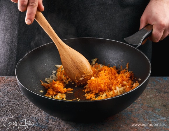 Обжарьте овощи на сковороде в растительном масле.