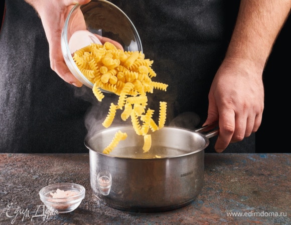 Отварите пасту так, как указано на упаковке.