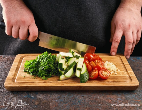 Натрите цедру лимона, нам понадобится примерно 1 ст. л. Чеснок почистите и мелко порубите. Помидоры черри разрежьте пополам. Цукини нарежьте брусочками, петрушку мелко порубите.