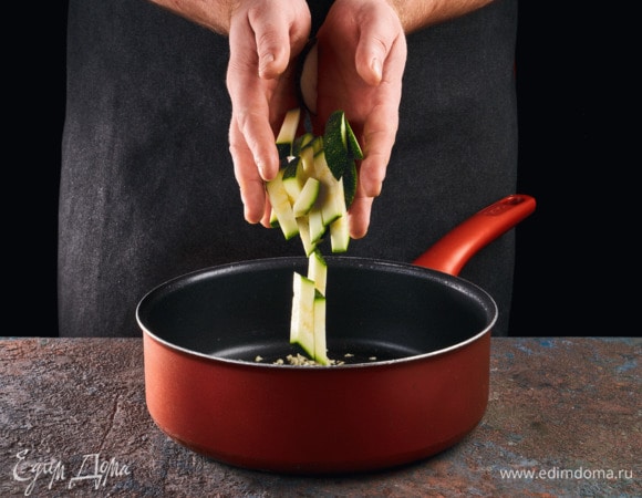 На сковороде в растительном масло обжарьте чеснок и цукини в течение 1 минуты.