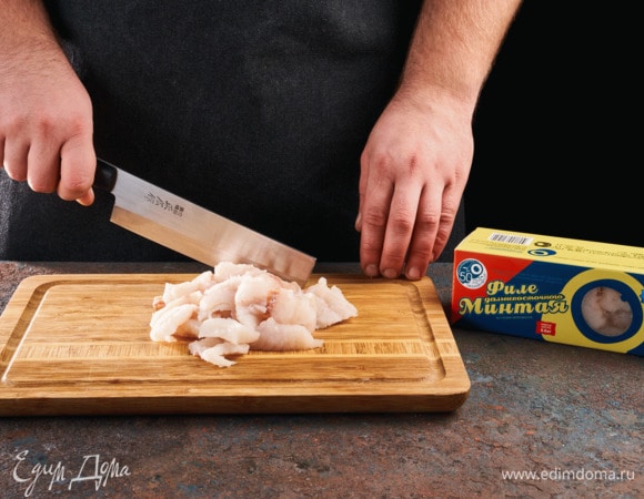 Филе минтая ТМ «Океанрыбфлот» нарежьте полосками.