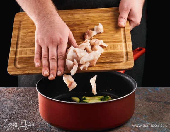 Добавьте рыбу в сковороду, обжарьте 2 минуты.