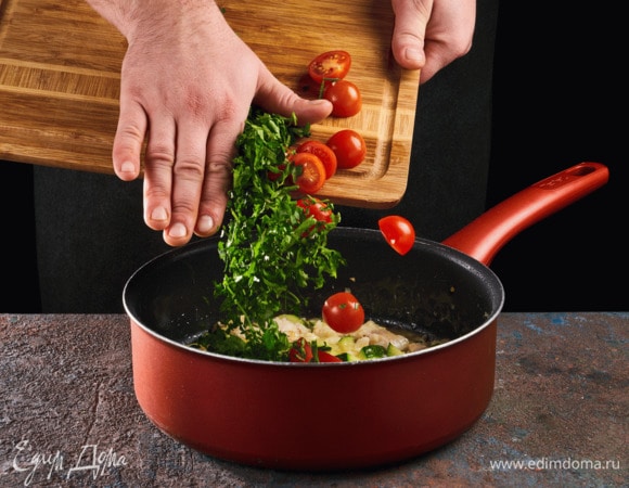 Затем добавьте помидоры черри и петрушку. Готовьте 2–3 минуты.