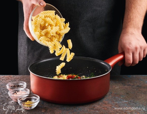 Добавьте фузилли и лимонную цедру, посолите, поперчите.