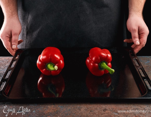 Перец запеките, очистите от кожицы, сердцевины и семян.