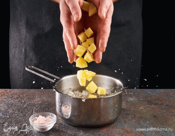 Картофель нарежьте кубиками и отварите в подсоленной воде до готовности.