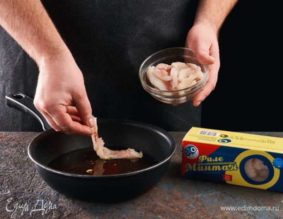 Из сковородки удалите обжаренные чеснок и перец, добавьте филе минтая ТМ «Океанрыбфлот», готовьте 15 минут на медленном огне.