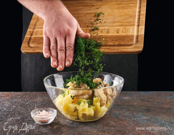 Смешайте отварной картофель, мелко нарезанный укроп, томленную в масле рыбу, посолить, поперчить.