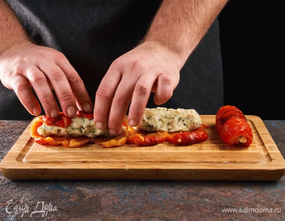 Заверните начинку в перцы.