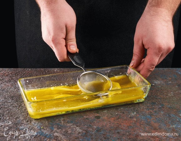 Остудите масло, в котором томилась рыба, перелейте в широкую емкость и с помощью мелкого сита взбейте до получения густой консистенции.
