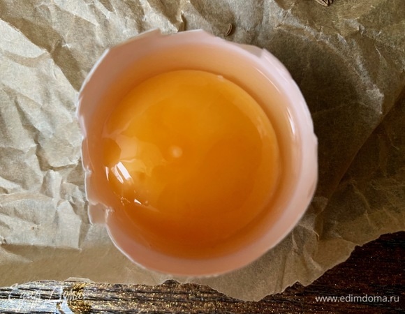 Яичные желтки смешать с солью. Овсянку запарить кипятком на 2 минуты.