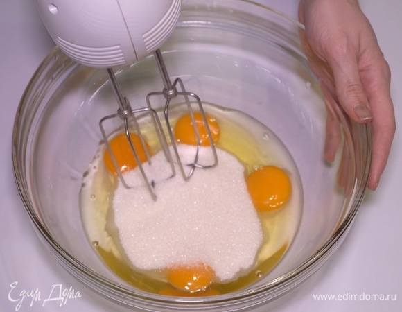 Взбиваем яйца с сахаром до образования пышной пены. Взбивать нужно как можно лучше, минимум 7–8 минут.