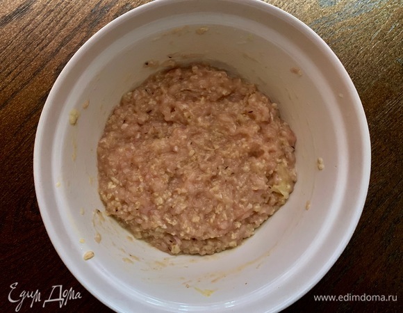 Грибы, лук, чеснок нарезать, поджарить на оливковом масле, перебить в блендере. Добавить в фарш, туда же — желтки с солью и овсянку. Все перемешать.