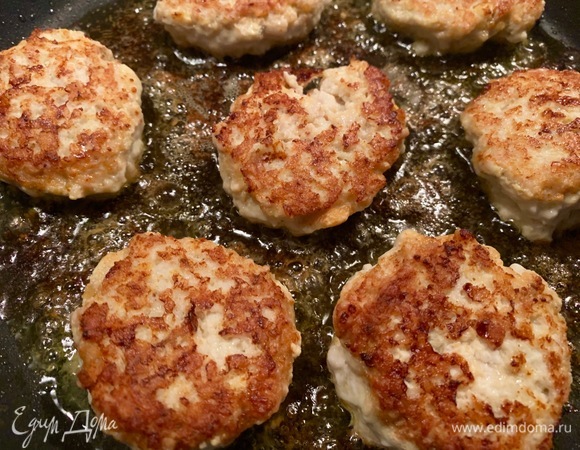 Формирую котлеты. Жарю на оливковом масле с двух сторон по 3–4 минуты.