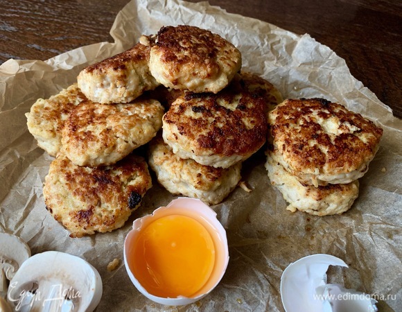 Котлеты очень сочные, интересная текстура. У меня сегодня шампиньоны, к ним при жарке я добавил экстракт белых грибов для аромата. В сезон белых грибов или лисичек это будет шедевр!