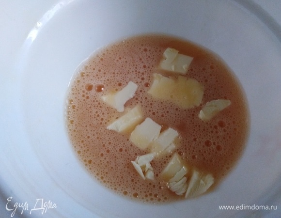 За это время яйца поменяют цвет. Добавить к ним нарезанное кусочками сливочное масло.