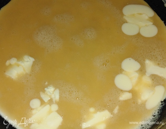 Выложить в разогретую сковороду.