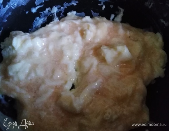 Обжаривать, помешивая силиконовой лопаткой. Как только омлет дойдет до полуготовности, то есть верх его будет оставаться еще влажным, снять сковороду с огня. Накрыть крышкой и оставить настояться в течение 1,5 минут. Яйца дойдут до готовности сами.