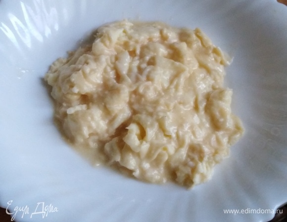 Переложить омлет в тарелку. Посыпать зеленым луком.