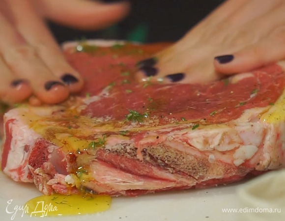 Стейк полить оливковым маслом, посыпать тимьяном. Руками тщательно втереть специи и масло в мясо.