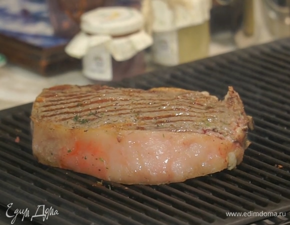 Сильно разогреть гриль, выложить мясо. В зависимости от температуры гриля обжаривать стейк от 4 до 7 минут с каждой стороны. Таким образом получится средняя прожарка с кровью.