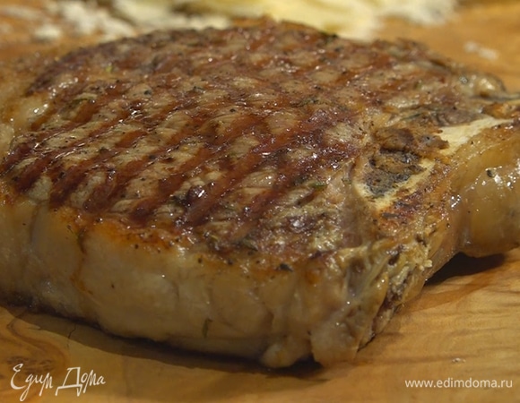 Готовому мясу дать отдохнуть на деревянной доске или на теплой тарелке.