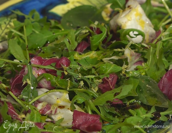 Салатный микс выложить на тарелку, полить оливковым маслом, посолить, поперчить. Добавить цедру лимона.