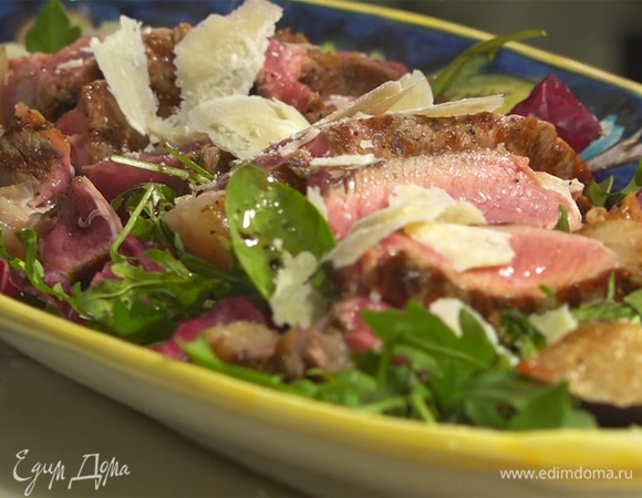 Нарезать мясо на куски толщиной полсантиметра, выложить на салат, посыпать пармезаном, сверху полить бальзамическим уксусом.