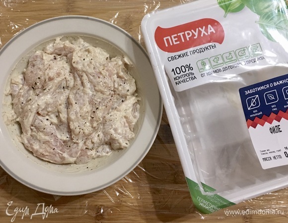 Йогурт смешайте с карри, солью и черным перцем. Переложите филе птицы в миску с йогуртом, перемешайте и оставьте на час в холодильнике мариноваться.