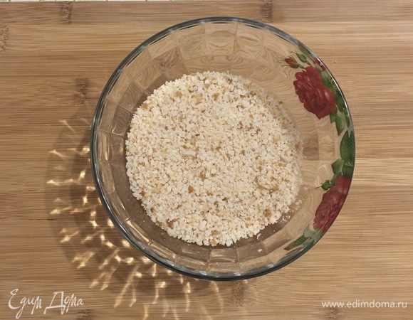 В блендере измельчите сыр вместе с панировочными сухарями. Пересыпьте смесь в глубокую тарелку.