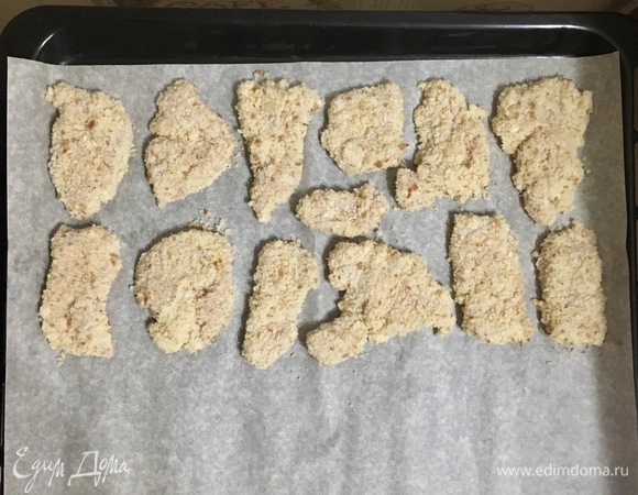 Обваляйте каждый кусочек филе и выложите на противень, застеленный бумагой для выпечки.