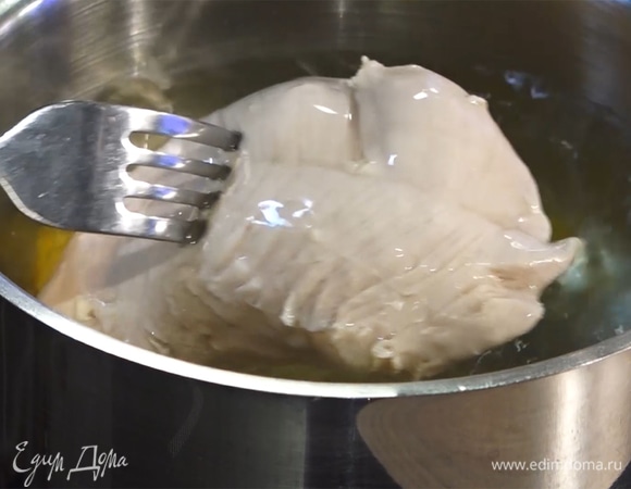 Куриное филе предварительно отварить с цедрой апельсина.