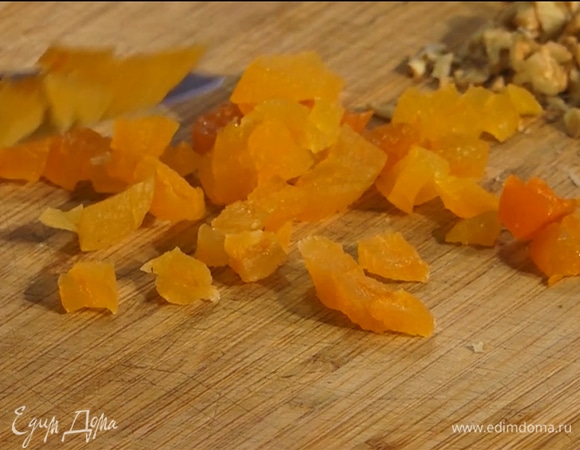 Грецкие орехи и курагу измельчить.