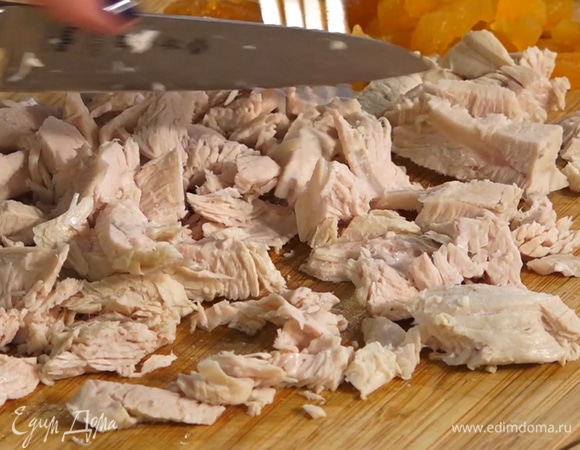 Курицу мелко нарезать.