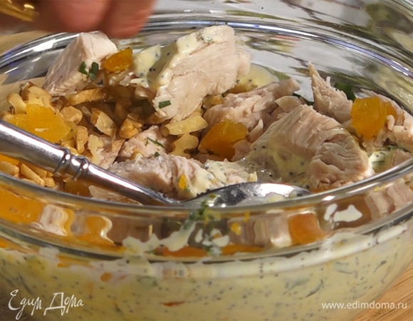 В миску с соусом добавить измельченную курицу, курагу и грецкие орехи. Посолить, перемешать.