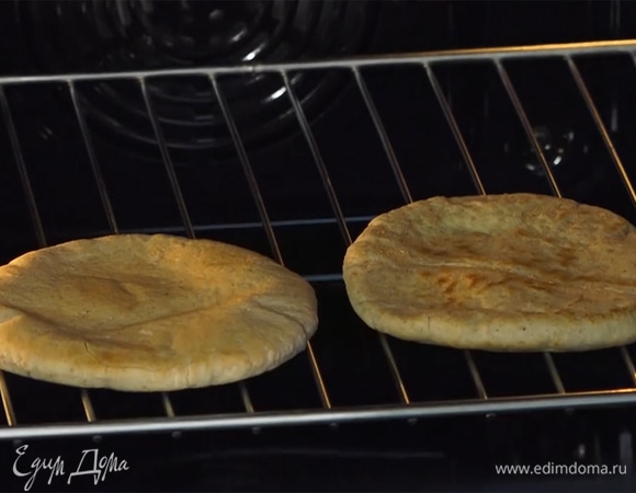 Подогреть питы в духовке в течение нескольких минут.