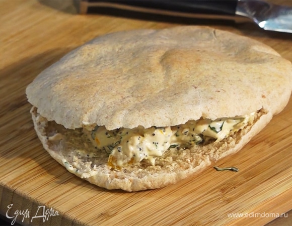 Разрезать питу пополам, сделать карман. Внутрь выложить начинку.  