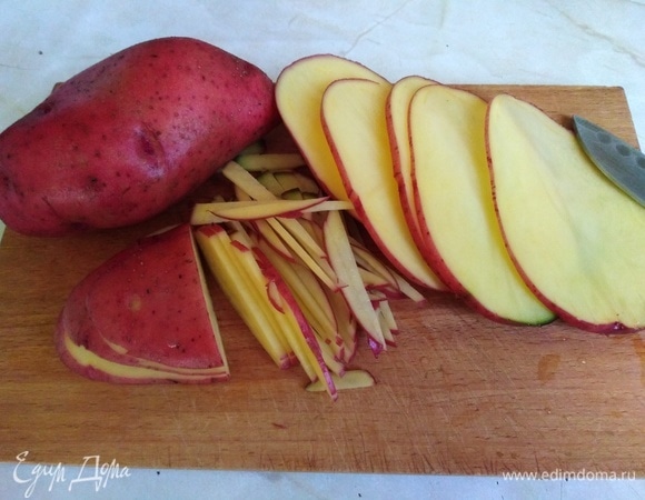 Картофель тщательно вымыть. Нарезать тонкими слайсами, затем — соломкой.