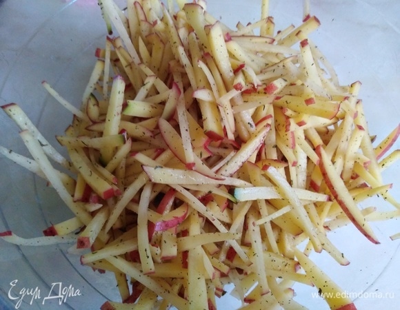 Посыпать сушеным тимьяном. Посолить, чтобы при жарки картофель выделил крахмал для клейкости. Перемешать.