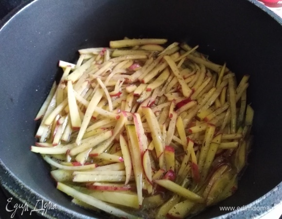 Выложить в разогретую сковороду с раскаленным маслом. Немного придавить картофель вилкой ко дну.