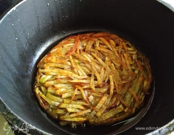 Перевернуть рости на другую сторону. Убавить огонь до половины, чтобы специи прожарились, но не подгорели. Жарить 5–7 минут.