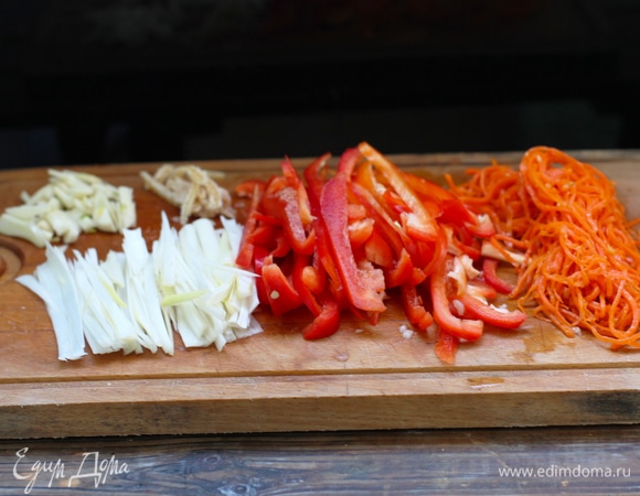 Для соуса достаточно просто смешать все компоненты до растворения сахара. Отдельно смешать крахмал с холодной водой. Ею будем «затягивать» соус. Овощи нарезать длинными полосками. Корень имбиря взять размером с фалангу большого пальца или по вкусу.