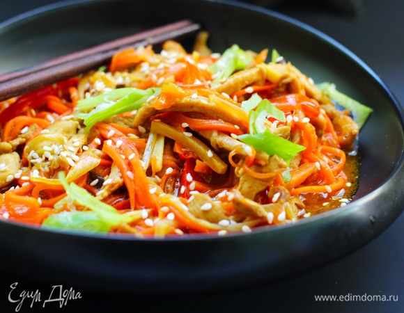 Готовое блюдо присыпать слегка наискосок нарезанным зеленым луком и капнуть немного кунжутного масла. Можно посыпать кунжутными семечками. Подавать с рисом.