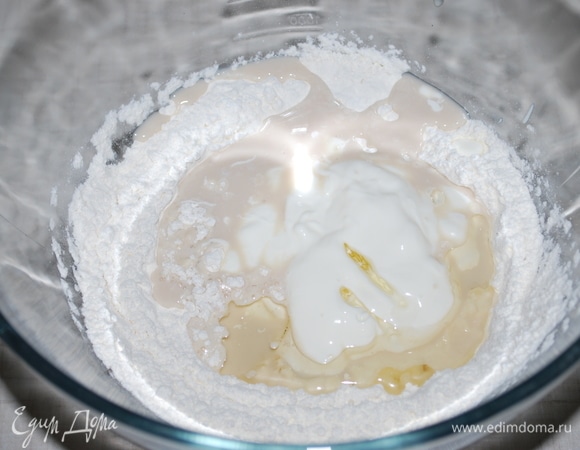 Добавьте сметану и растительное масла. Выместите тесто. Тесто должно постоять при комнатной температуре примерно 1 час.