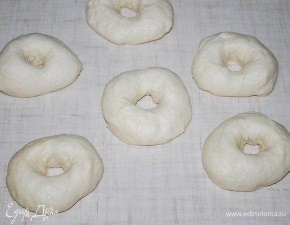 Разделите тесто на 6 кусочков и сформируйте такие булочки.