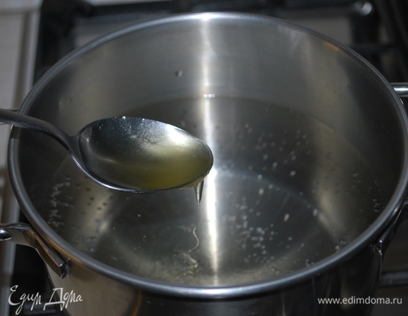 Налейте воду в кастрюлю и доведите ее до кипения, добавьте мед.