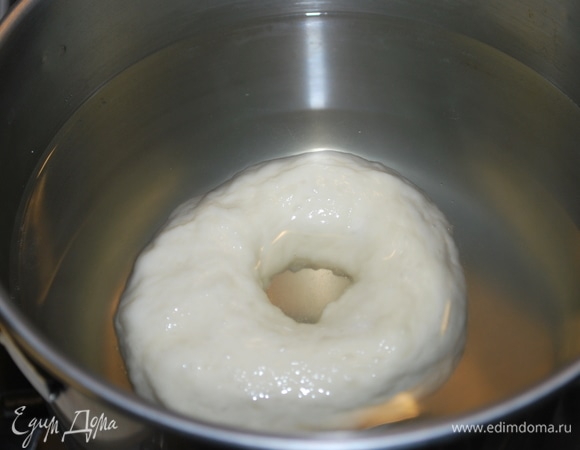 В кипящую воду опустите каждую булочку примерно на 20 секунд. Булочки будут с красивой корочкой и не потрескаются при выпечке.