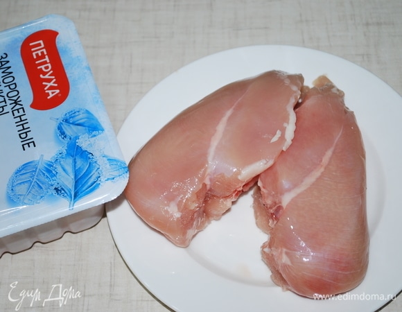 Для начинки булочек подготовим мясо. Очень хорошо подойдет мясо птицы, большое филе ТМ «Петруха».
